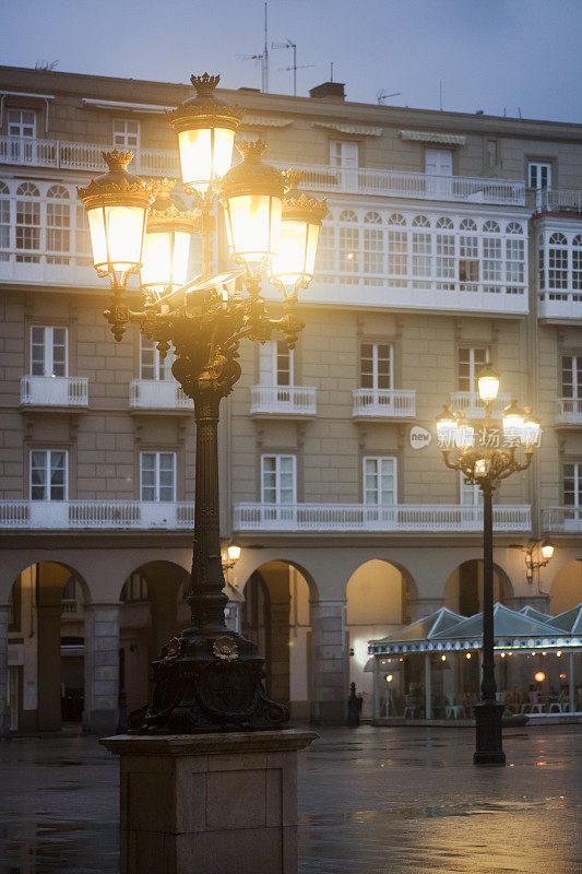 黄昏时分，西班牙加利西亚A Coruña市“玛利亚皮塔”广场上的旧式路灯。